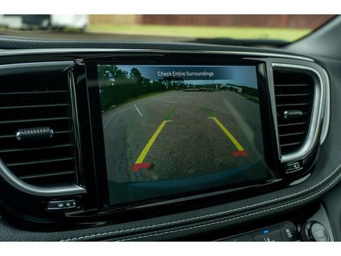 Used 2025 Chrysler Pacifica Limited FWD image 27