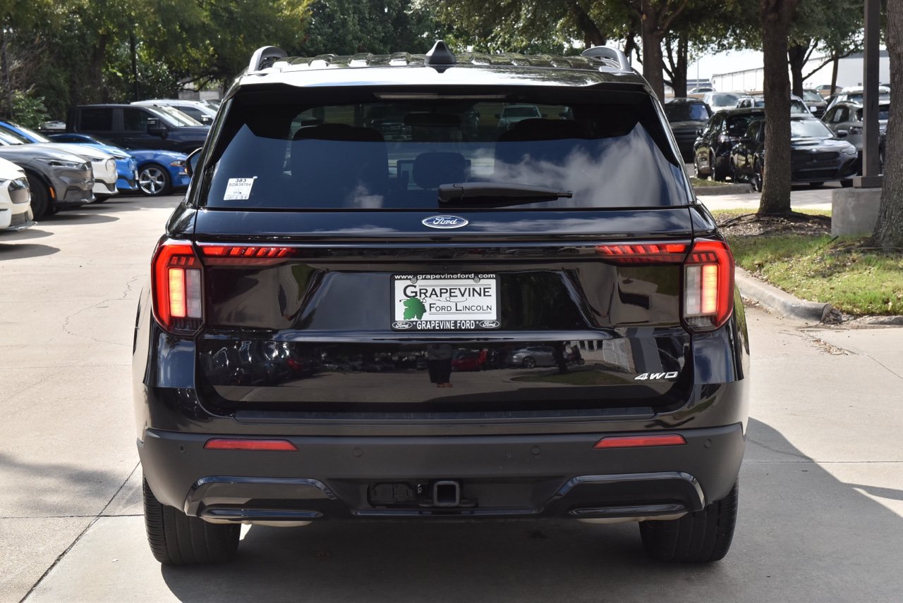 Used 2025 Ford Explorer ST-Line w/ ST-Line Street Pack AWD/4WD image 9