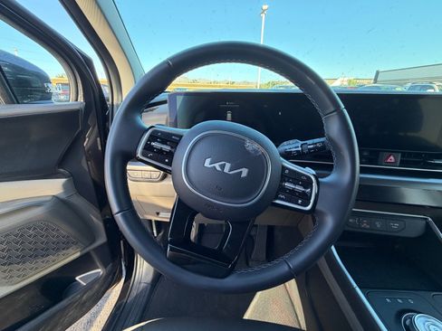 Certified 2025 Kia Carnival LXS FWD image 11