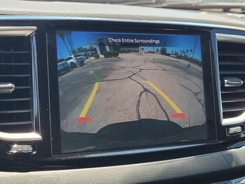 Used 2023 Chrysler Pacifica Touring-L FWD image 19