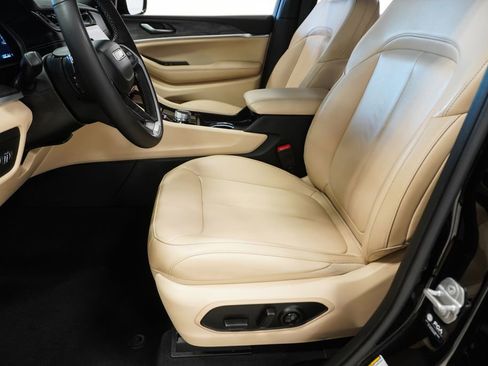 Used 2025 Jeep Grand Cherokee L Limited image 6