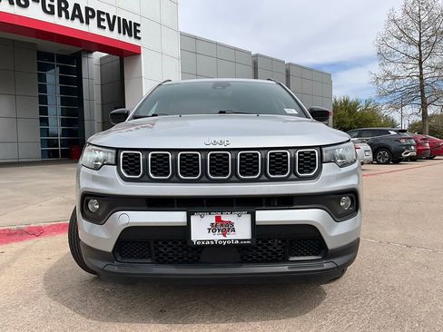 Used 2025 Jeep Compass Latitude image 3