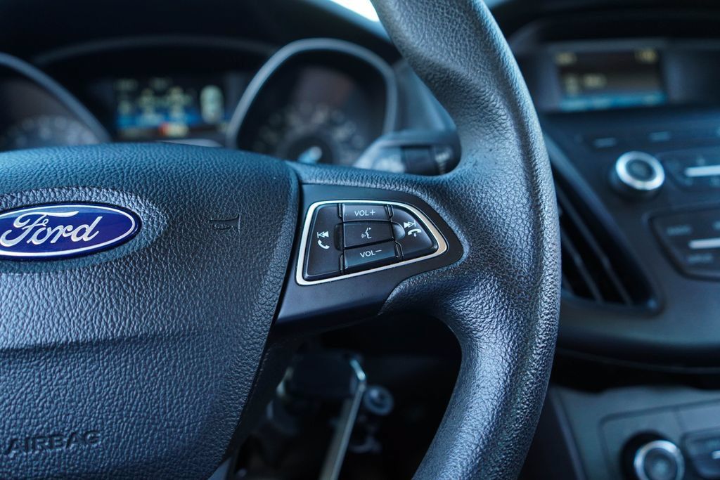 Used 2018 Ford Focus SE FWD image 28