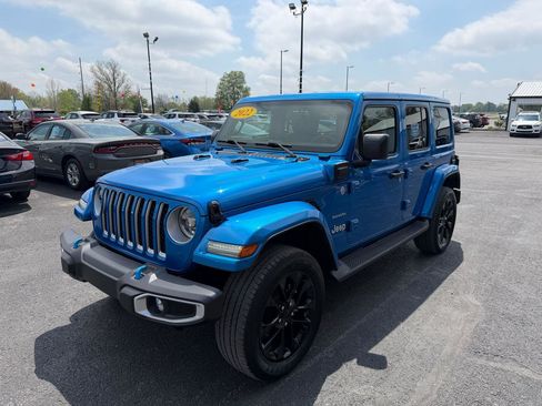 Used 2022 Jeep Wrangler Unlimited Sahara w/ Cold Weather Group image 38