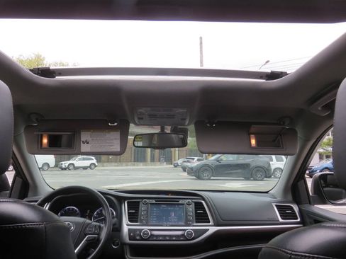 Used 2015 Toyota Highlander Limited w/ Driver Technology Package AWD/4WD image 13
