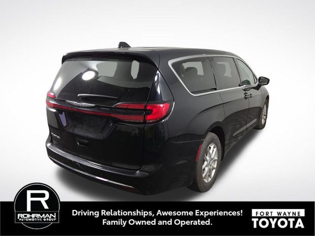 Used 2024 Chrysler Pacifica Touring-L FWD image 7