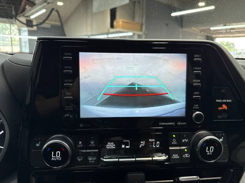 Used 2022 Toyota Highlander XLE AWD/4WD image 25