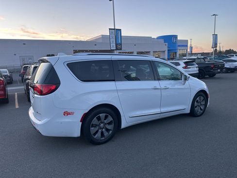 Used 2018 Chrysler Pacifica Limited w/ Advanced Safetytec Group image 3