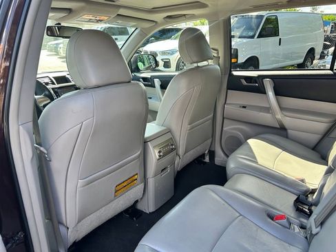Used 2013 Toyota Highlander SE AWD/4WD image 18