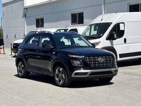 Used 2025 Hyundai Venue SEL FWD image 1