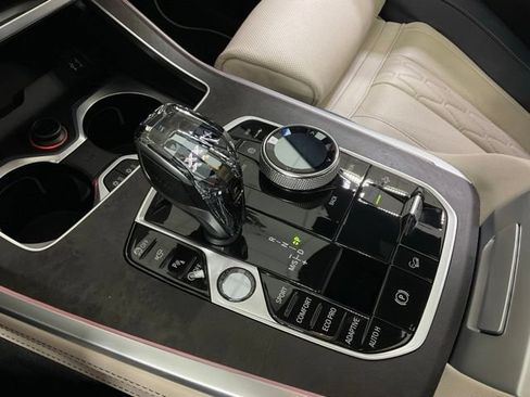 Used 2022 BMW X7 M50i w/ Dynamic Handling Package AWD/4WD image 17