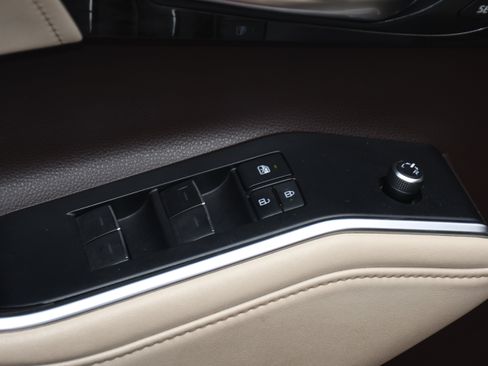 Used 2021 Toyota Highlander Limited FWD image 11