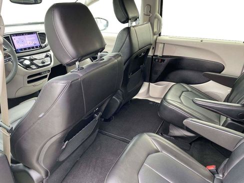 Used 2024 Chrysler Pacifica Touring-L FWD image 10