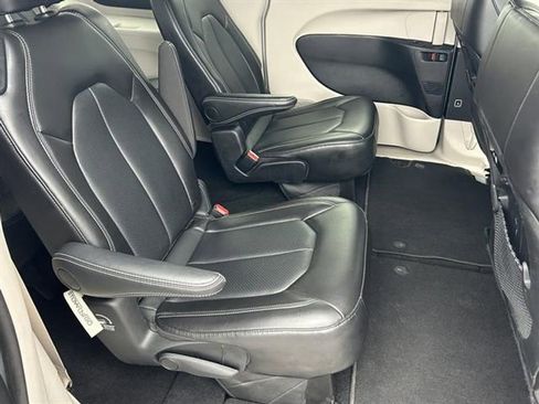 Used 2024 Chrysler Pacifica Touring-L image 20