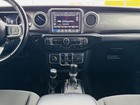 Used 2020 Jeep Wrangler Unlimited Sahara w/ Uconnect 4C Nav & Sound Group AWD/4WD image 17
