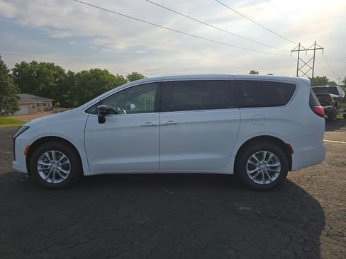 New 2027 Chrysler Pacifica Select AWD/4WD image 4