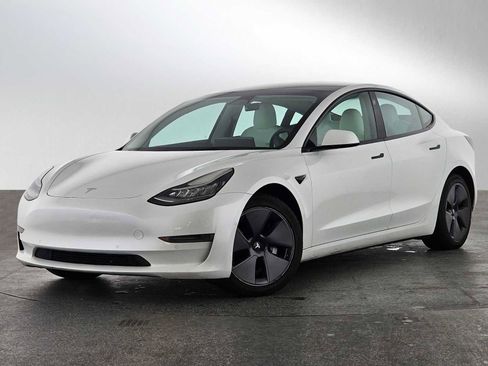 Used 2022 Tesla Model 3 Standard Range image 1
