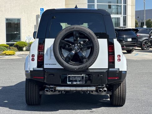 New 2025 Land Rover Defender 110 X-Dynamic SE image 4