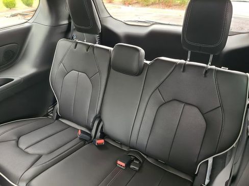 New 2026 Chrysler Pacifica Limited w/ Uconnect Theater Family Group image 28