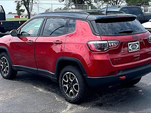 Used 2025 Jeep Compass Trailhawk AWD/4WD image 5
