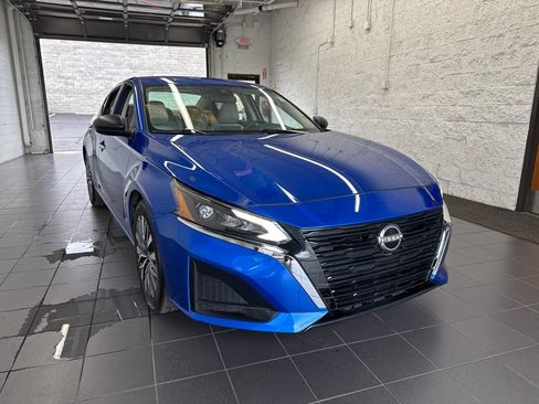Used 2025 Nissan Altima 2.5 SV FWD image 2