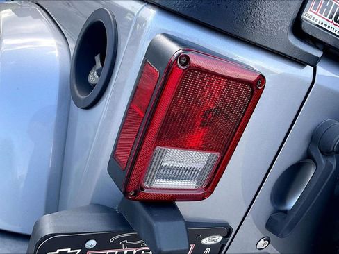 Used 2017 Jeep Wrangler Unlimited Sahara w/ Connectivity Group AWD/4WD image 21