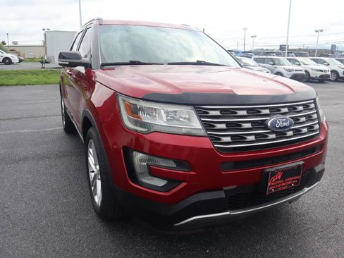 Used 2017 Ford Explorer XLT w/ Equipment Group 201A AWD/4WD image 32
