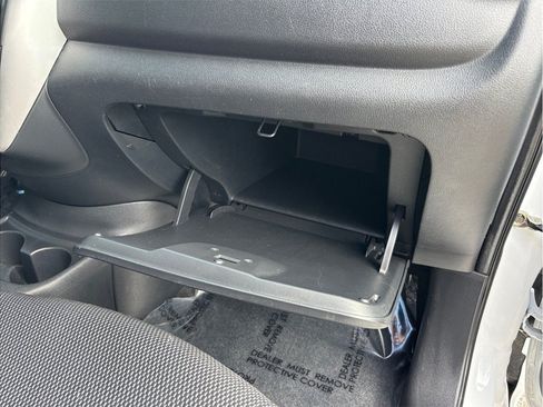 Used 2016 Nissan Versa SV FWD image 29