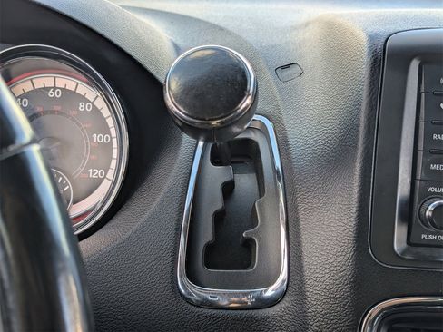 Used 2018 Dodge Grand Caravan SE image 27