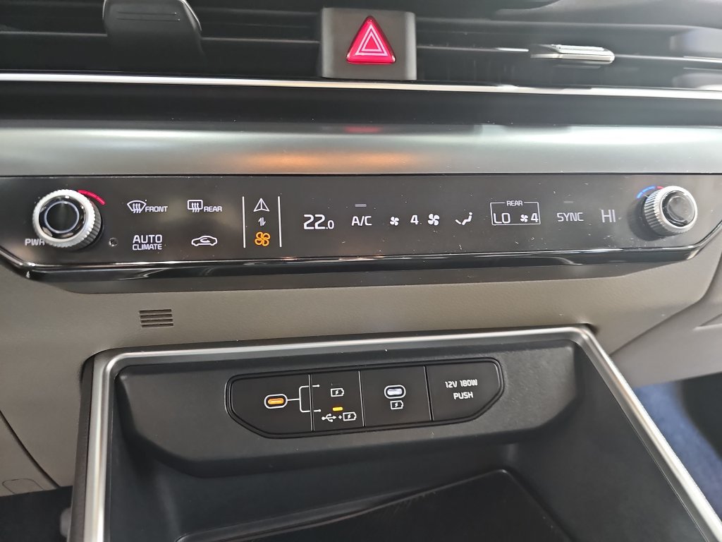 Used 2025 Kia Carnival FWD image 26