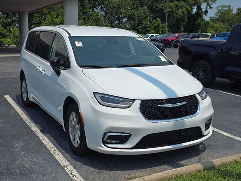 Used 2024 Chrysler Pacifica Touring-L FWD image 1