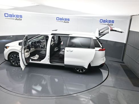 Used 2024 Kia Carnival EX image 61