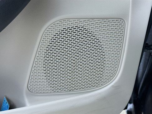 Used 2023 Chrysler Pacifica Touring-L FWD image 21