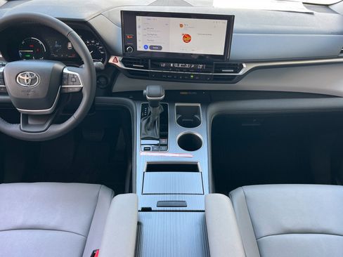 New 2026 Toyota Sienna XLE FWD image 9