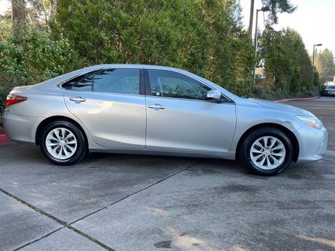 Used 2016 Toyota Camry LE image 2