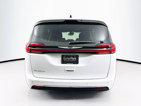 Used 2024 Chrysler Pacifica Touring-L image 7