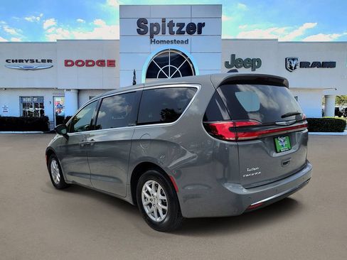 Used 2025 Chrysler Pacifica Select FWD image 3