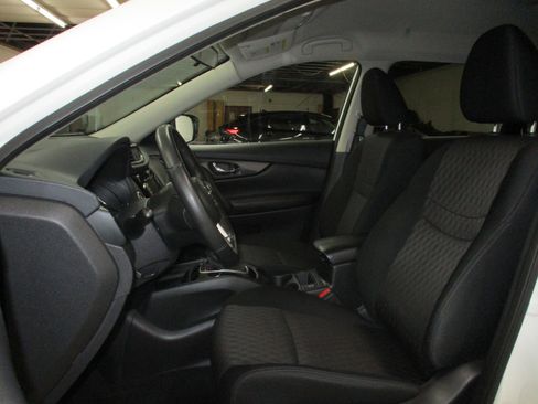 Used 2018 Nissan Rogue SV image 15