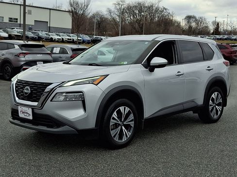 Used 2022 Nissan Rogue SV image 3