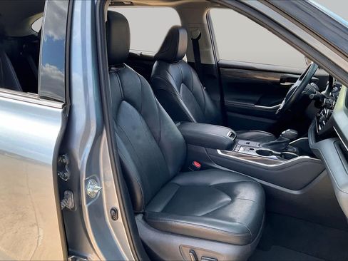 Used 2021 Toyota Highlander Limited FWD image 10