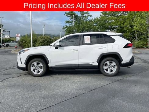 Used 2019 Toyota RAV4 LE AWD/4WD image 2
