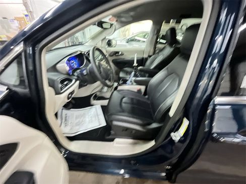 Used 2024 Chrysler Pacifica Touring-L image 11