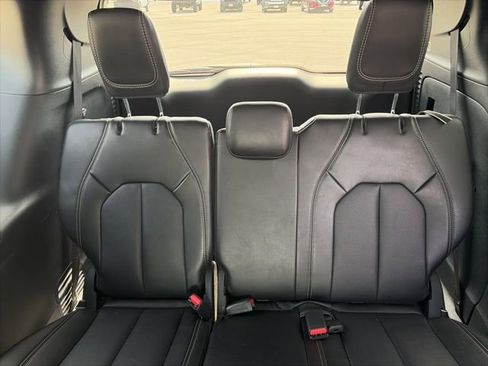 Used 2025 Chrysler Pacifica Select image 15