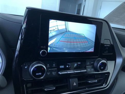 Certified 2024 Toyota Highlander XLE image 30