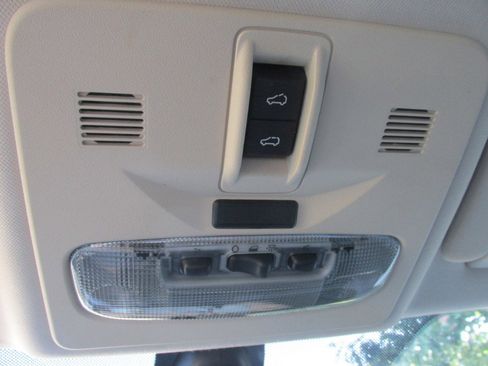Used 2010 Land Rover LR2 HSE image 39