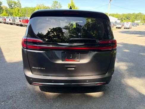 Used 2023 Chrysler Pacifica Touring-L FWD image 3