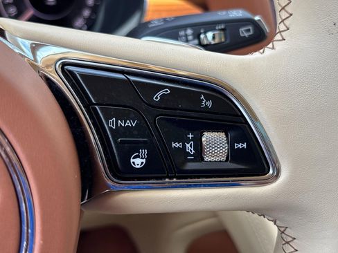 Used 2024 Bentley Bentayga Extended Wheelbase AWD/4WD image 24