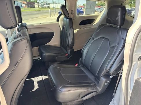 Used 2024 Chrysler Pacifica Touring-L FWD image 10