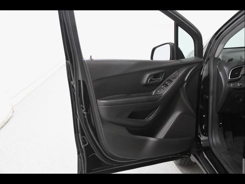 Certified 2022 Chevrolet Trax LT w/ Midnight Edition AWD/4WD image 4