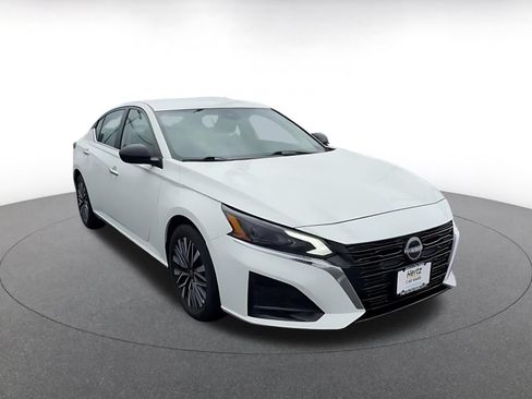 Used 2025 Nissan Altima 2.5 SV FWD image 3